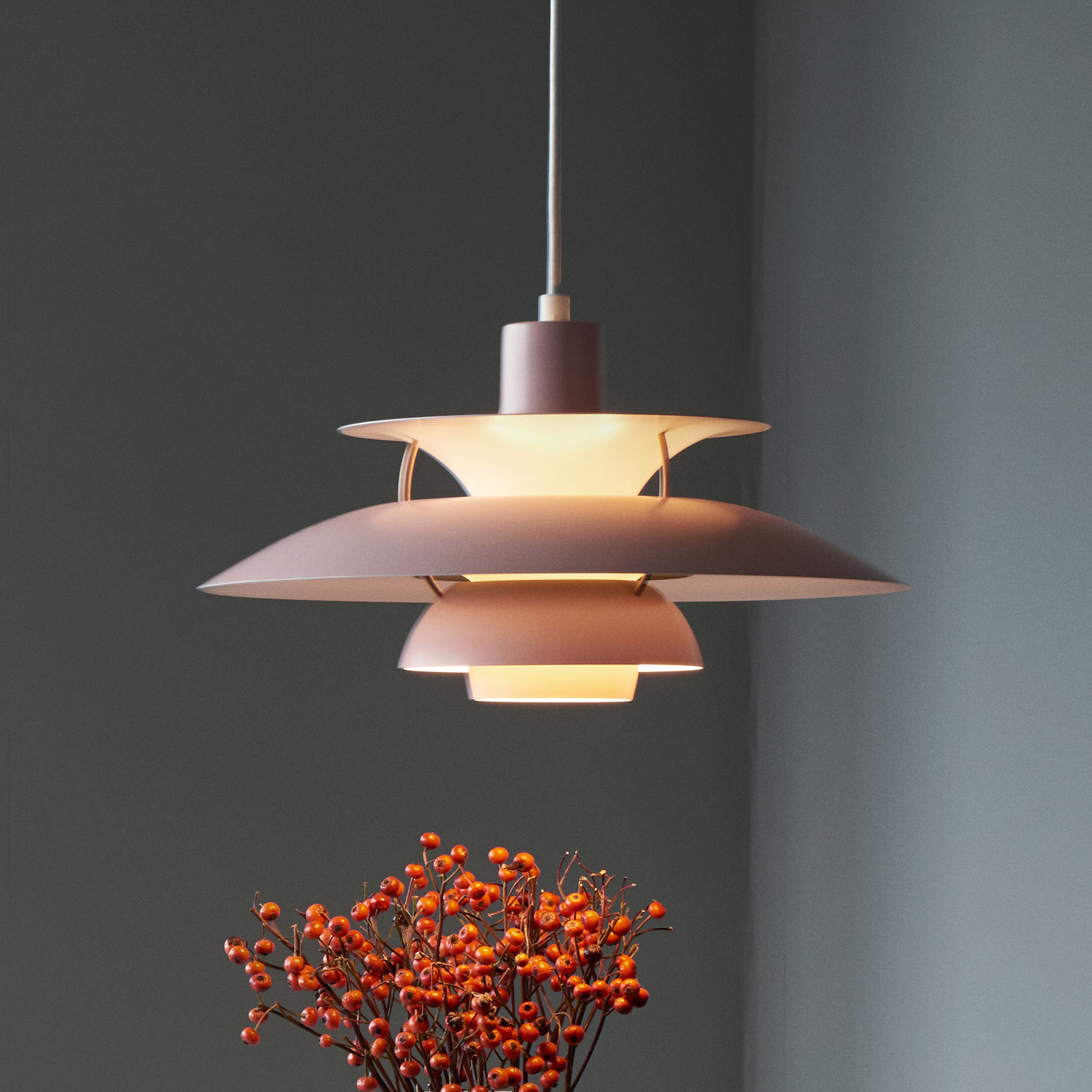 Louis Poulsen PH 5 designpendellampa rosa
